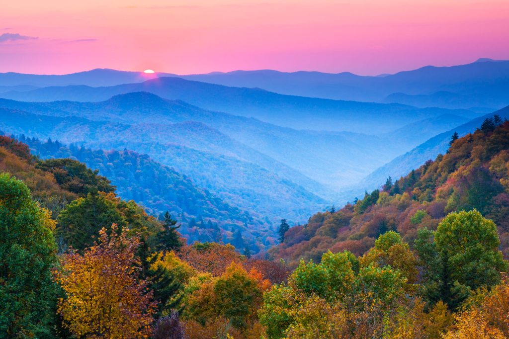 🍁 Top 5 Fall and Holiday Getaways – Smoky Mountain Cabins, Amtrak Tours, and Hawaiian&nbsp;Vacations